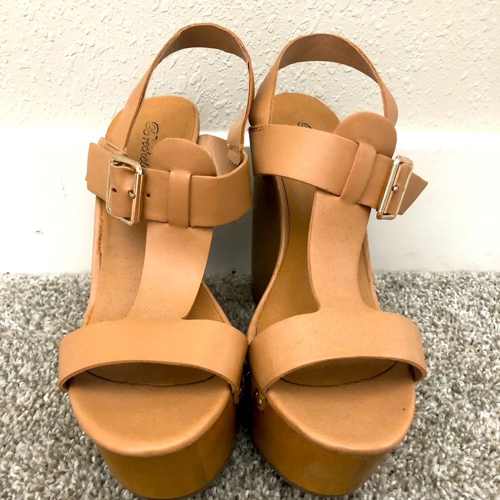 Simple nude wedges